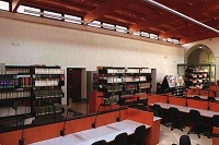 Interno della biblioteca con scaffalio e libri