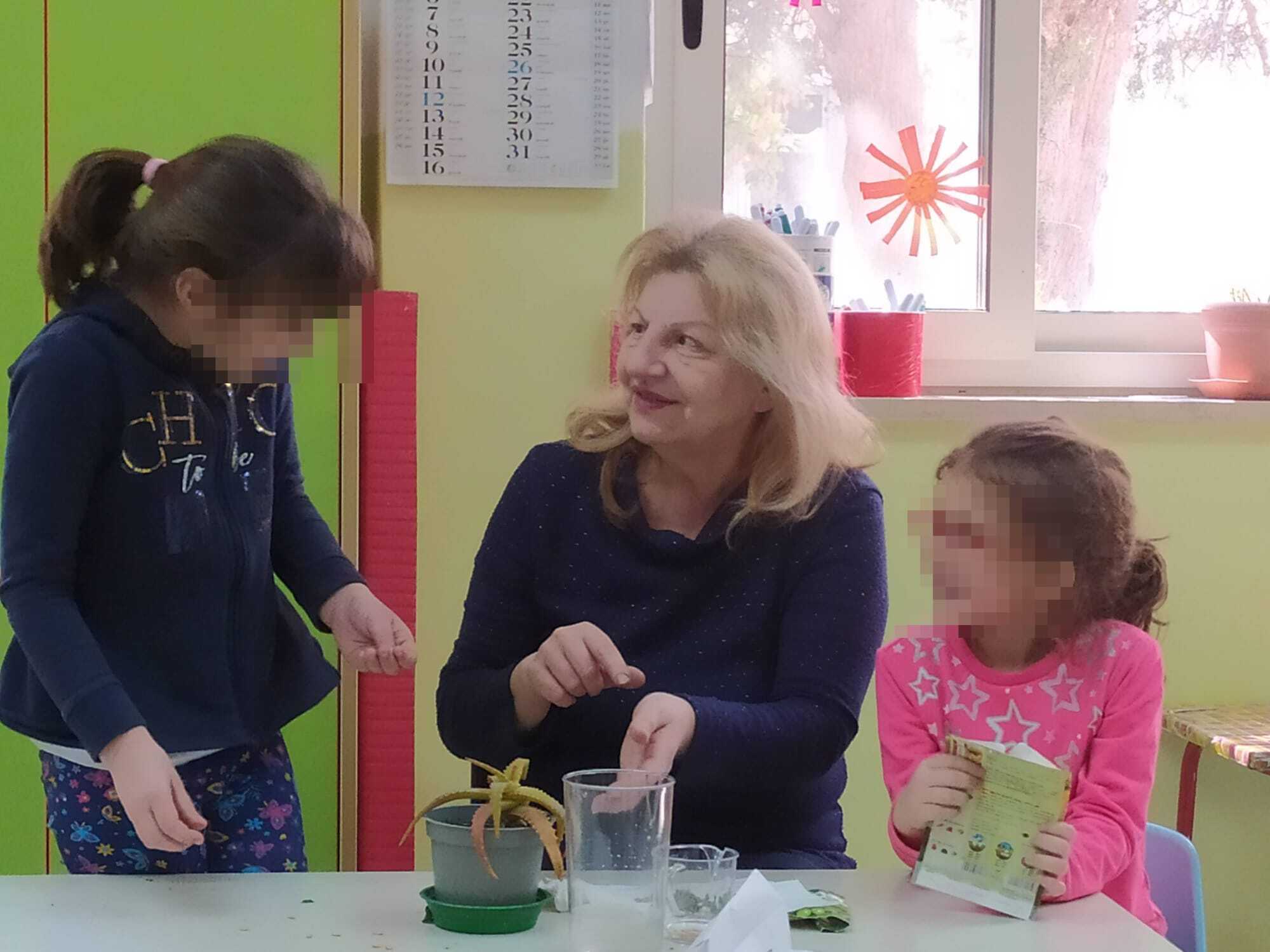 Maestra tra due bambine