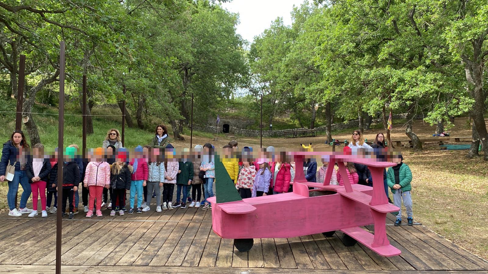 Bambini con aereo rosa Bambini con aereo rosa