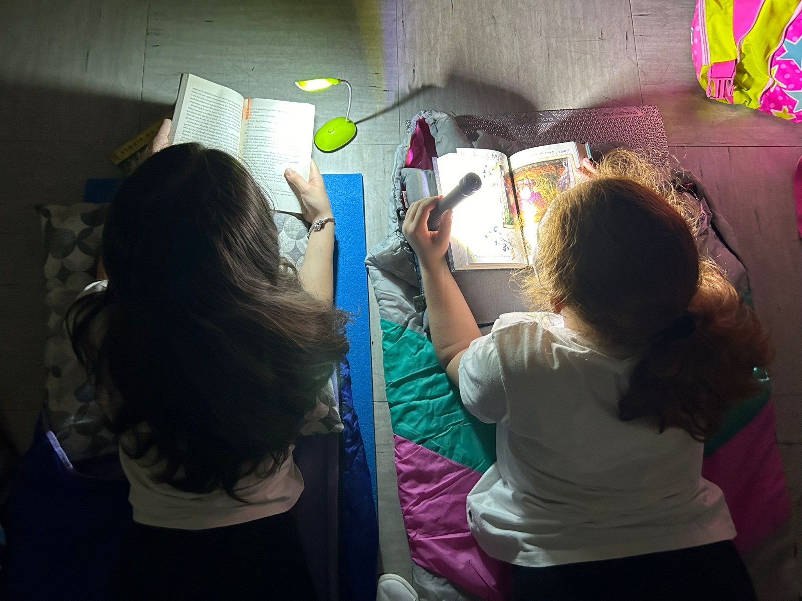 Bambini leggono con la torcia