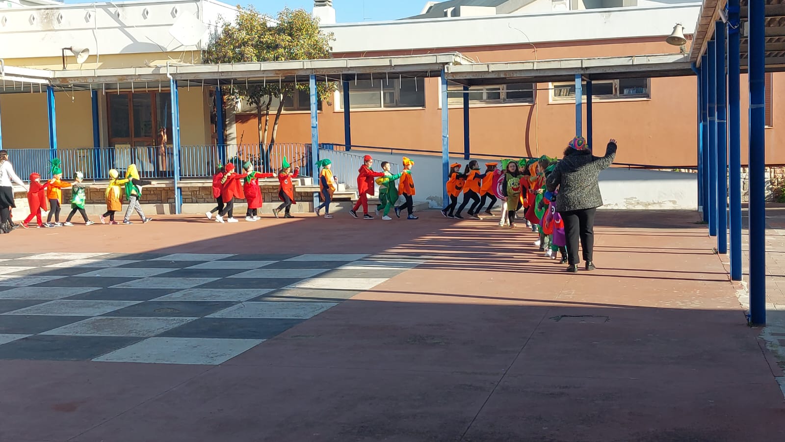 Bambini sfilano mascherati da ortaggi