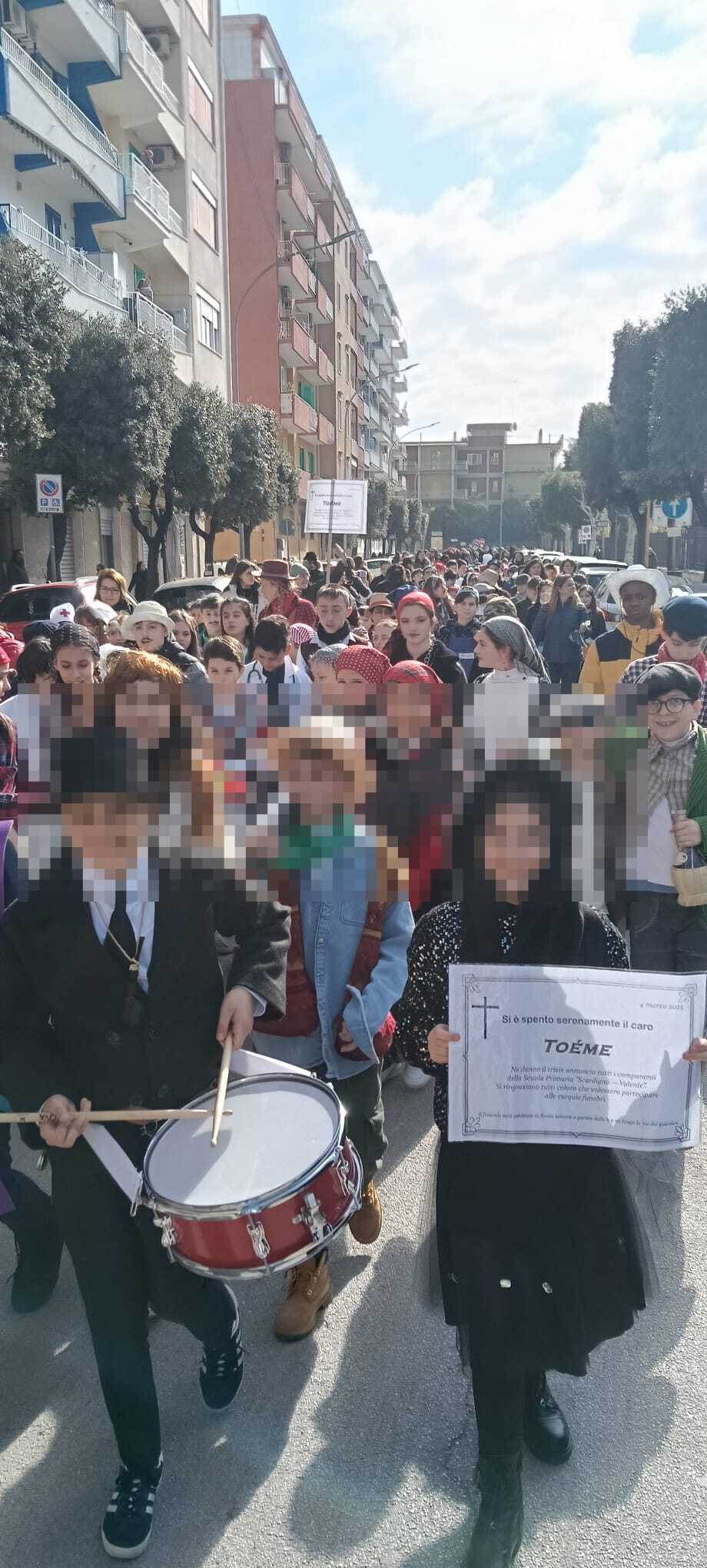 Bambini sfilano al corteo di Carnevale