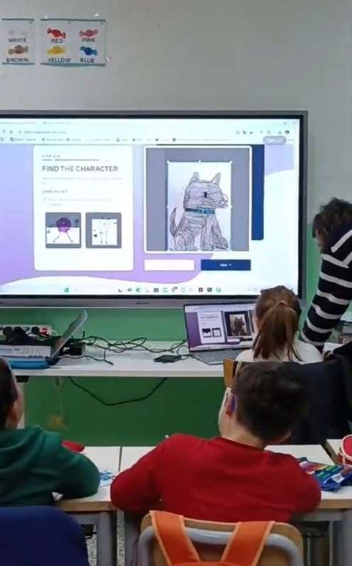 Bambino svolge attività sul monitor 