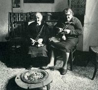 nonne intorno al braciere